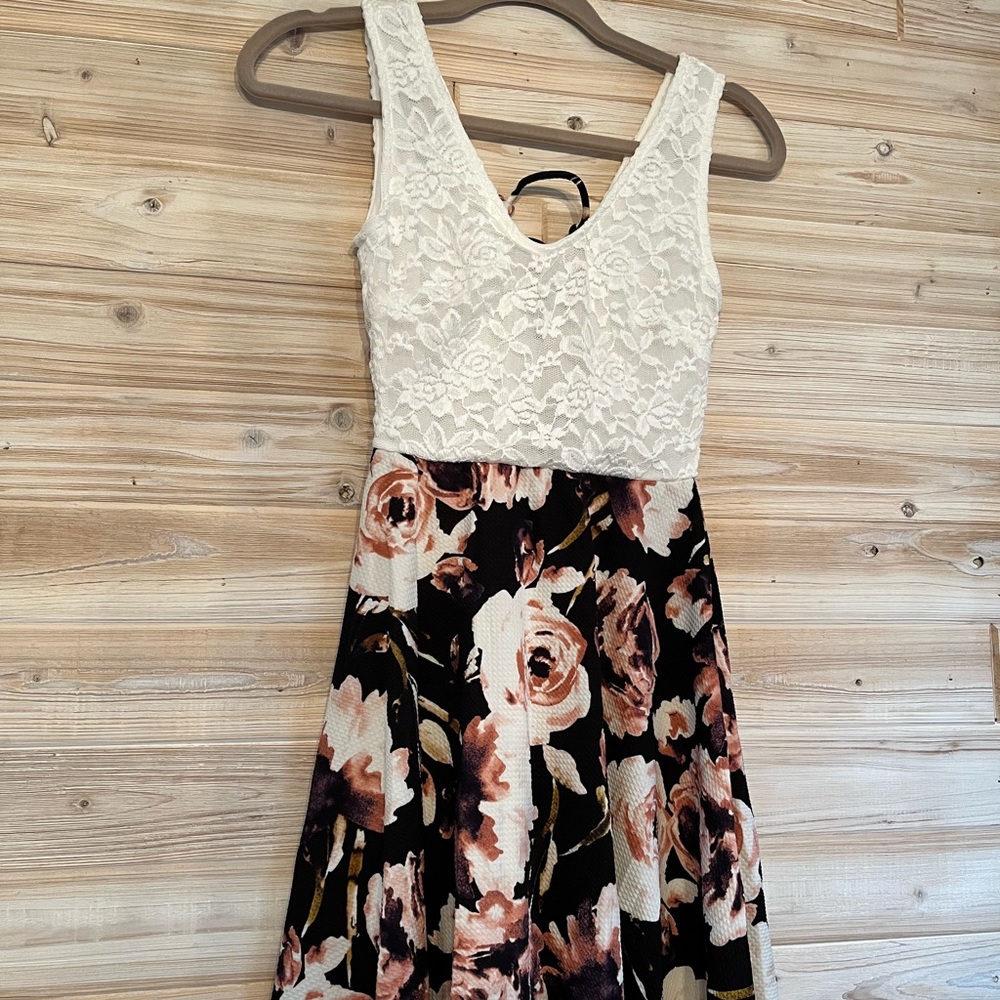 Papaya Womens lace floral dress skater size small NWT